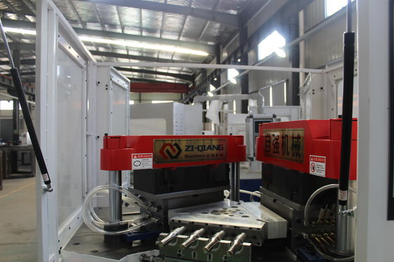 Μια μηχανή χύτευσης με έγχυση με εξαιρετικά υψηλή απόδοση και ικανή να παράγει μια αρκετά ποικίλη γκάμα φιαλών